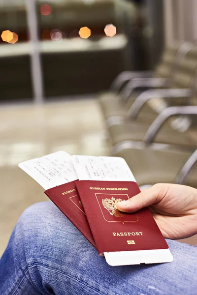 Paspoorten en kaartjes voor vlucht aan de kant van de vrouw — Stockfoto