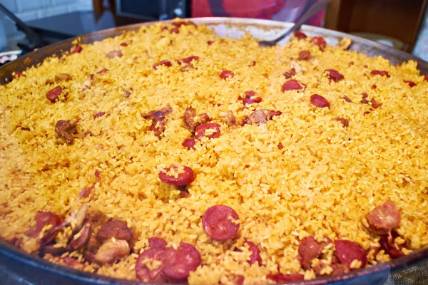 Paella española con salchichas en wok grande — Foto de Stock