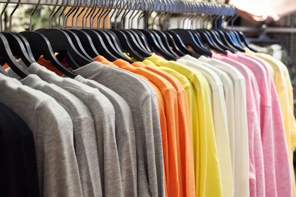 Kleidung auf Kleiderbügeln im Geschäft — Stockfoto