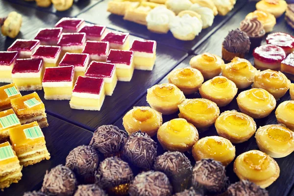 Sladké koláče v vitrína café — Stock fotografie