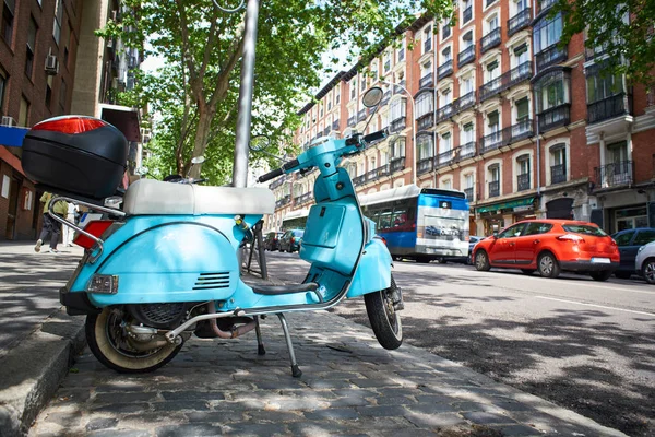 Vintage scooter üzerinde şehir sokak — Stok fotoğraf