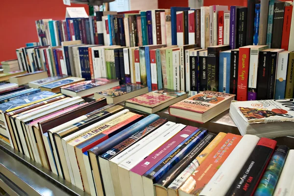 Bücherverkauf auf Flohmarkt — Stockfoto