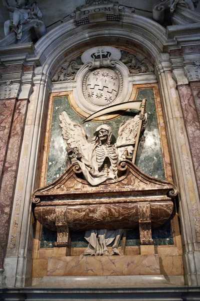 Esqueleto como símbolo de la peste en la iglesia de San Pietro — Foto de Stock