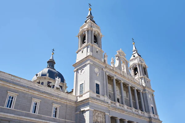 Catedral de la Almudena es una catedral católica en Madrid, España — Foto de Stock