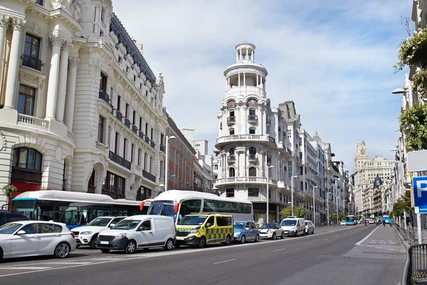 Straat in Europese stad van Madrid op zonnige dag — Stockfoto