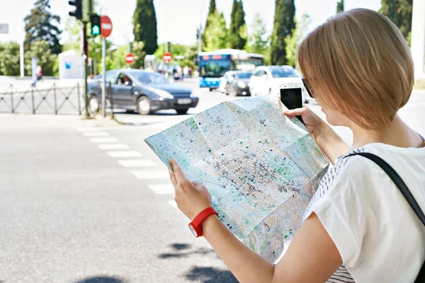智能手机和地图在手的女游客 — 图库照片