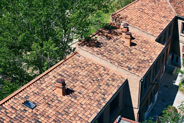 Bela casa telhado de azulejos em Madrid — Fotografia de Stock