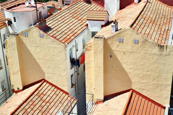 Старі будинки в поганому кварталі з черепичними дахами — стокове фото