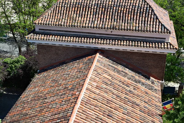 Belle toiture carrelée de maison ancienne — Photo