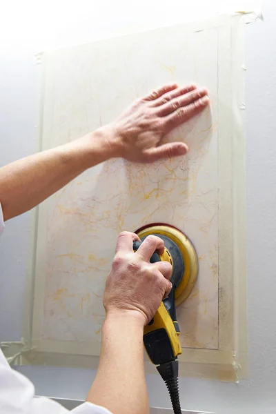 Slijpen wandpaneel in reparatie van huis — Stockfoto