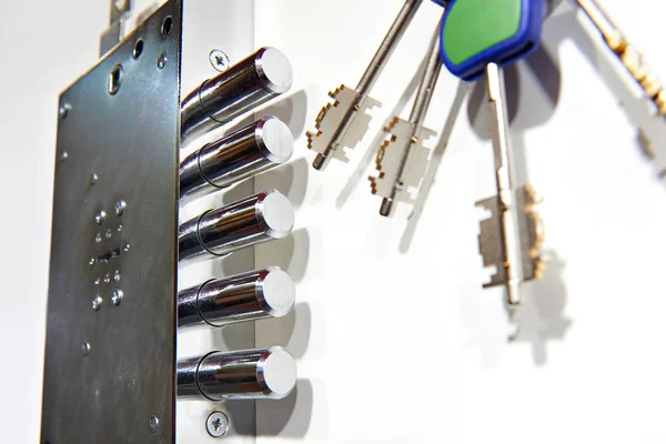 Kapı chubb dedektörü kilit ve anahtarları üzerinde beyaz izole — Stok fotoğraf