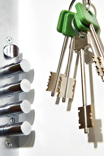 Chubb detector deurslot en sleutels geïsoleerd op wit — Stockfoto