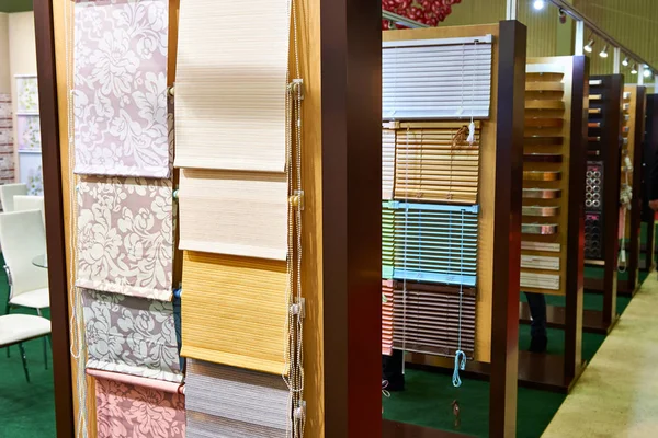 Muestras de persianas para ventanas en la tienda —  Fotos de Stock