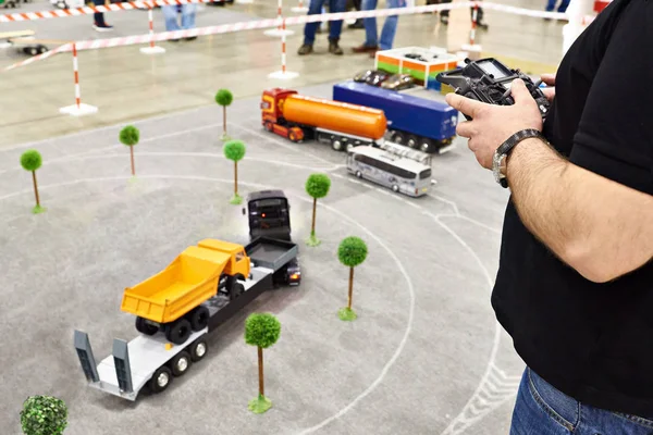 无线电遥控器与卡车模型的男人 — 图库照片