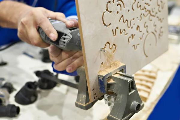 Tischlermeister bei der Arbeit — Stockfoto