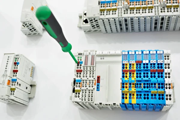 電気コネクタ ストア内の異なるタイプのスクリュー端子 — ストック写真