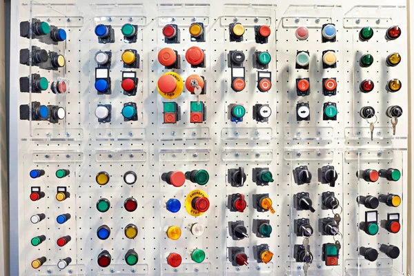 Kolorowe przyciski dla urządzeń elektrycznych i urządzeń w st — Zdjęcie stockowe