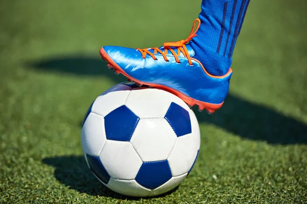 Πόδι ποδοσφαιριστή στο ποδοσφαιρικό παπούτσι για μπάλα — Φωτογραφία Αρχείου