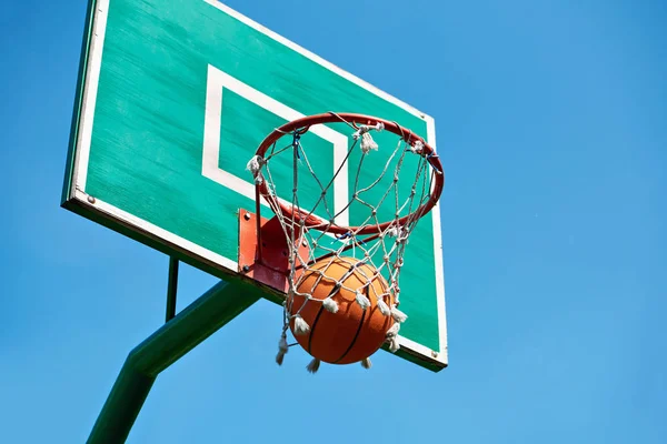 Cesta de basquete no chão esporte de rua e bola no azul — Fotografia de Stock