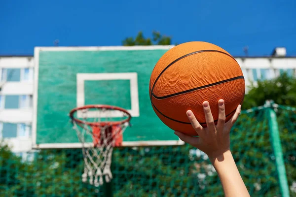 Mão com basquete no fundo da cesta escudo aro — Fotografia de Stock