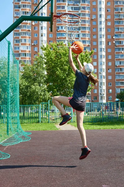 Баскетболистка бросает мяч в корзину — стоковое фото