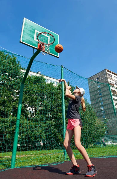 Girl basketball player throws ball in basket — Stock Photo, Image