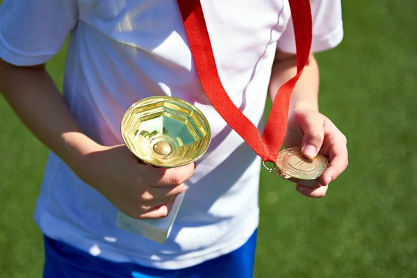 Zwycięzca chłopiec sportowiec z Puchar i medal — Zdjęcie stockowe