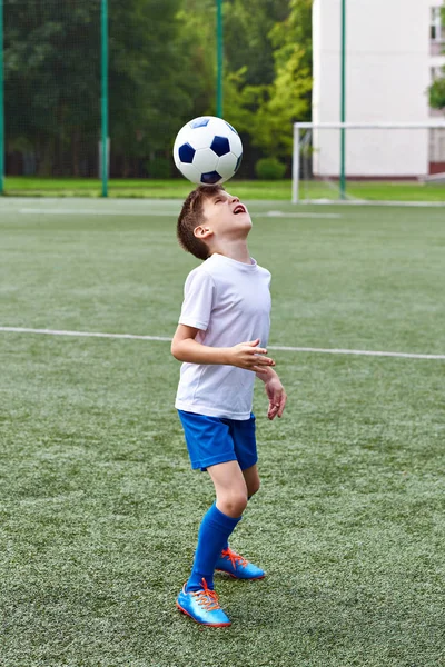 Topla oynamayı çocuk futbol — Stok fotoğraf