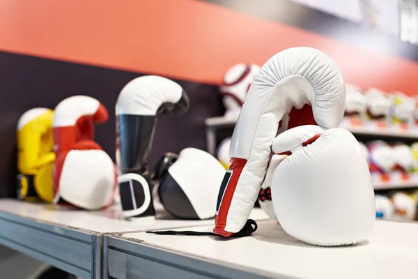 Guanti da boxe in negozio — Foto Stock