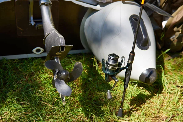 Carrete giratorio para la pesca con cuchillas de motor un barco inflable — Foto de Stock