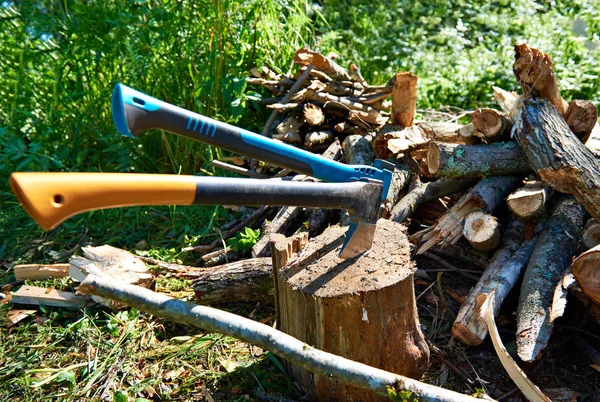 Deux haches et bois de chauffage — Photo