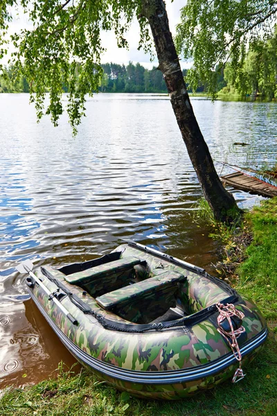 Barco de pesca en la orilla del hermoso lago — Foto de Stock