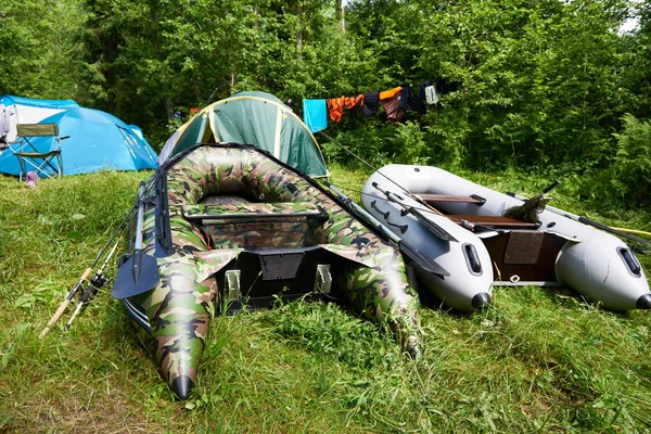 관광객의 캠프에 빈 터에 두 개의 풍선 낚시 보트 — 스톡 사진