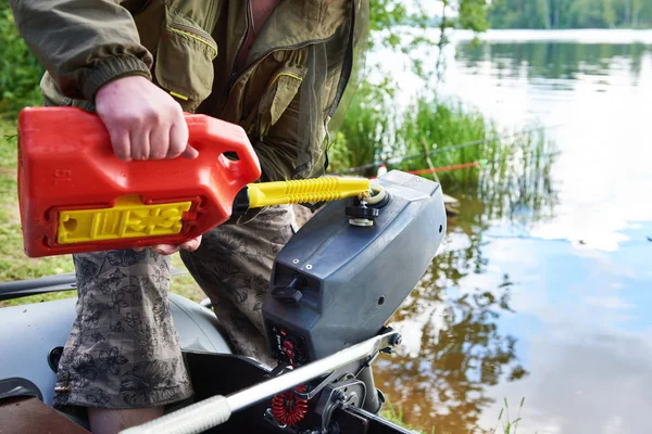 Fischer schüttet Benzin in Motor von Fischerboot — Stockfoto