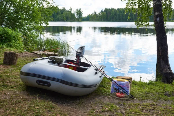 Bateau de pêche sur la côte du lac — Photo