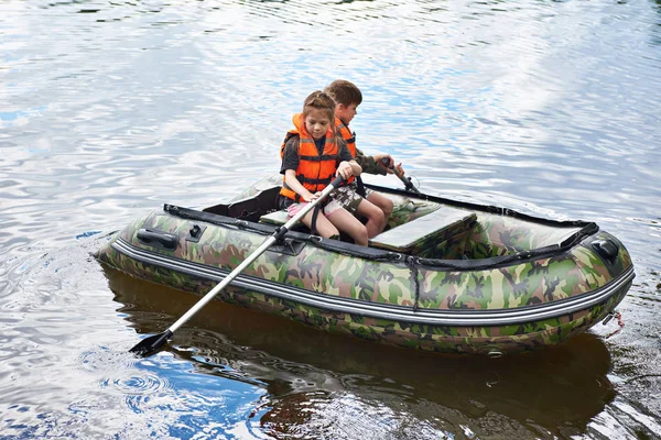 Niños en chalecos salvavidas nadando en barco —  Fotos de Stock