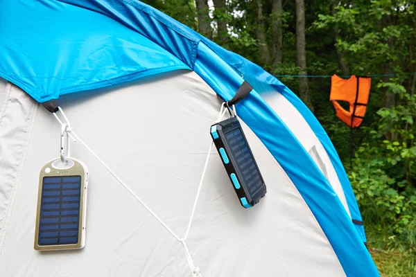 텐트에 하이킹 휴대용 휴대용 배터리 태양 전지 패널 — 스톡 사진