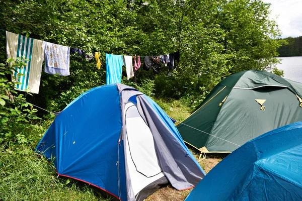 하이킹 텐트 캠핑과 건조 용 옷 — 스톡 사진