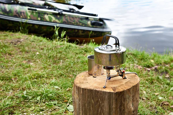 徒步旅行炉用树桩和渔船上水壶 — 图库照片