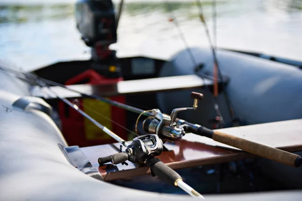 Balıkçılık çubuklar ile iplik makaraları tekne — Stok fotoğraf