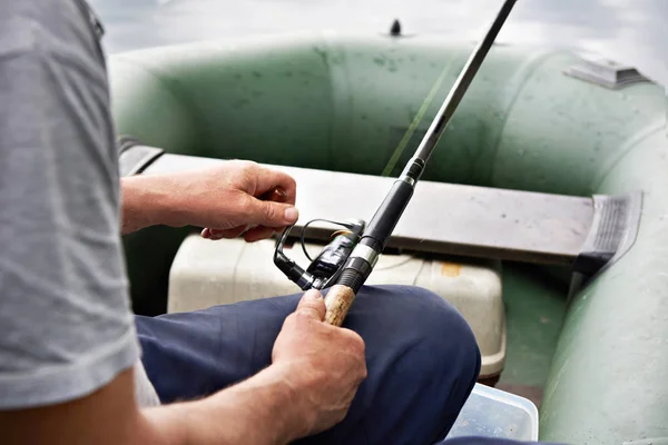 Fisherman's silah iplik ile tekne reel — Stok fotoğraf