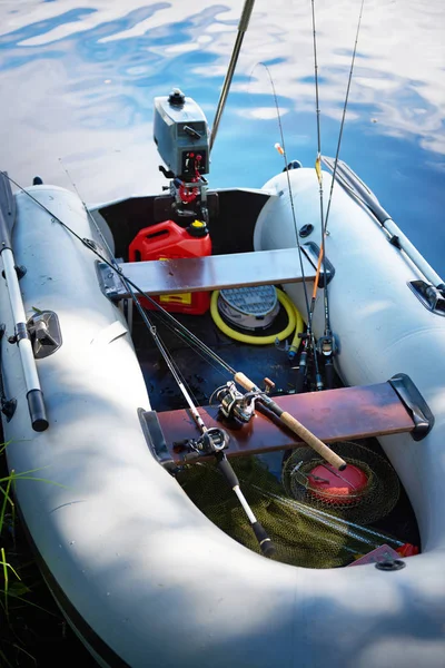Balıkçılık çubuklar ile iplik makaraları tekne — Stok fotoğraf