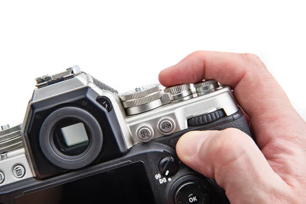 Ретро SLR камера в руках фотографа изолированы — стоковое фото