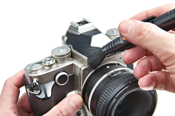 Reinigungskörper fotografische DSLR-Kamera mit Pinsel — Stockfoto