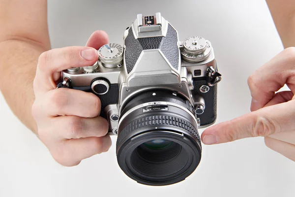 Retro Slr Kamera in den Händen des Fotografen — Stockfoto