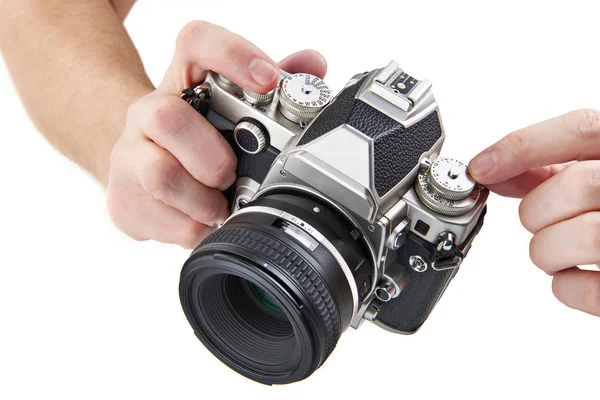 Ретро SLR камера в руках фотографа изолированы — стоковое фото