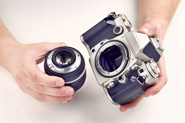 Appareil photo reflex rétro et objectif dans les mains — Photo