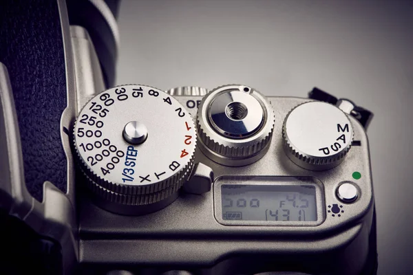 Botões e seletor de controle do obturador na câmera SLR — Fotografia de Stock