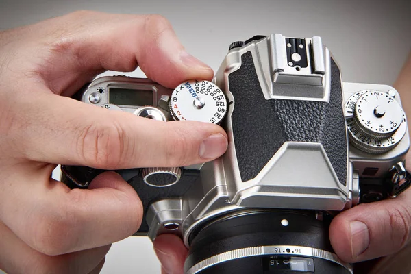 Φωτογράφος έλεγχο κλείστρου ρύθμιση κλήσης σε ρετρό φωτογραφική μηχανή Slr — Φωτογραφία Αρχείου