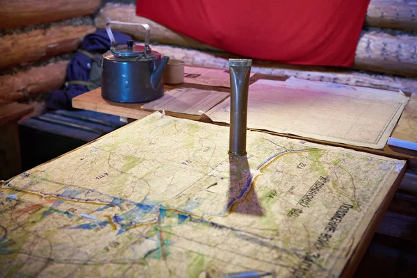 Mesa con mapas militares en el campo guerrillero soviético — Foto de Stock